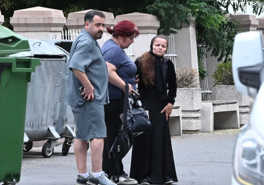 (FOTO) JEDVA STOJI NA NOGAMA Mala Cana nijema od bola, plače ispred bolnice u crnini i pominje Andriju Bajića