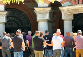 SAHRANJENA KĆERKA NEVENE HOT Velika tuga na groblju, najbliži nose majice na kojima piše "Anastasija"