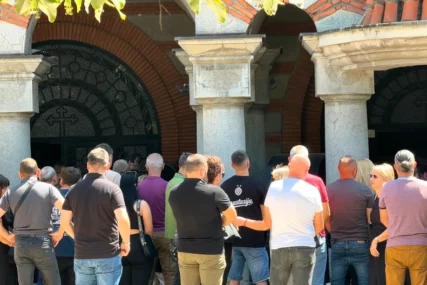 SAHRANJENA KĆERKA NEVENE HOT Velika tuga na groblju, najbliži nose majice na kojima piše "Anastasija"