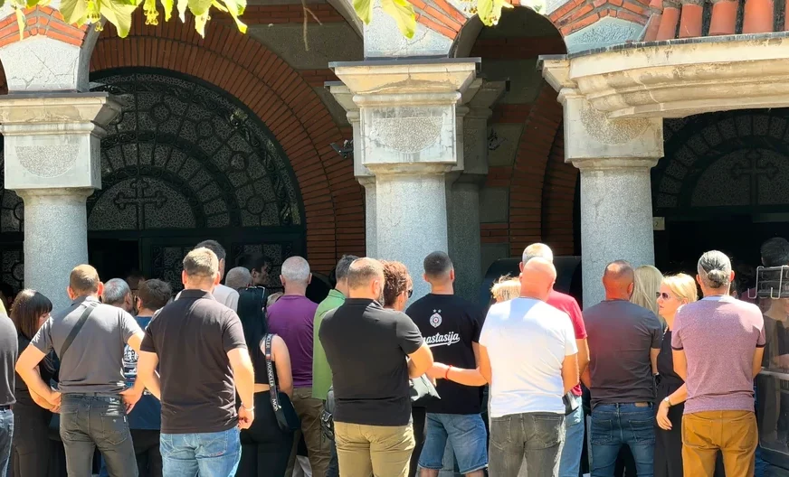 SAHRANJENA KĆERKA NEVENE HOT Velika tuga na groblju, najbliži nose majice na kojima piše "Anastasija"