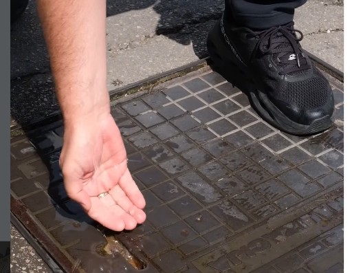 (VIDEO) "U jednom dijelu grada LJUDI NEMAJU VODU, ovdje curi iz šahotva" GO SNSD Banjaluka o problemima mještana Nove Varoši