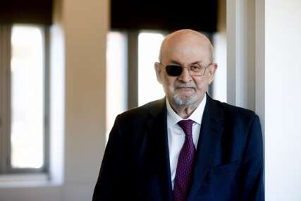 Izbo ga 15 puta: Napadač na Salmana Ruždija PROGLAŠEN KRIVIM, moguća doživotna kazna zatvora