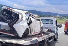Putnike izvlačili iz SMRSKANOG VOZILA: U teškoj nesreći na auto-putu poginula žena, automobile se isprevrtao