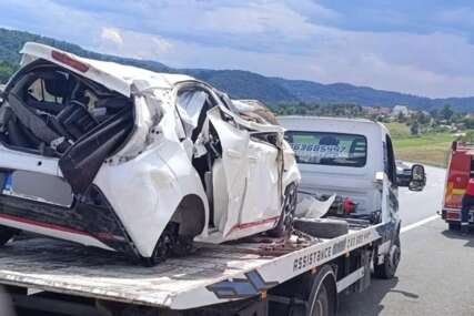 Putnike izvlačili iz SMRSKANOG VOZILA: U teškoj nesreći na auto-putu poginula žena, automobile se isprevrtao