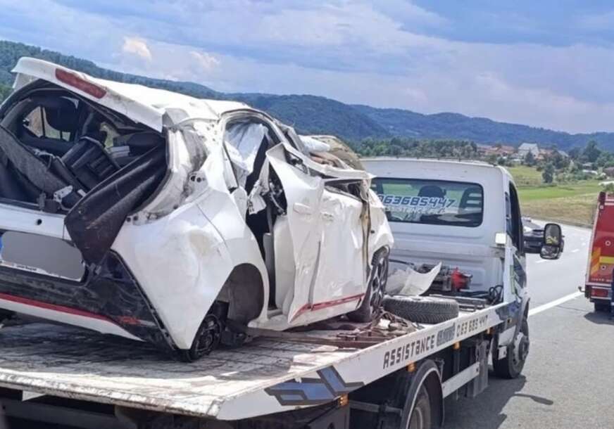 Putnike izvlačili iz SMRSKANOG VOZILA: U teškoj nesreći na auto-putu poginula žena, automobile se isprevrtao