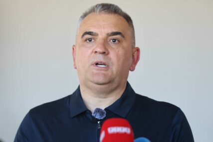 Minić iz Vlasenice "Recite mi jednu veliku državu u kojoj tri funkcionera odu u Izrael, Ameriku i Rusiju"