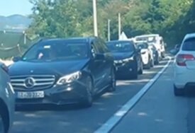 VOZAČIMA PONESTAJE STRPLJENJA Kilometarska kolona napravila kolaps u ovom dijelu BiH