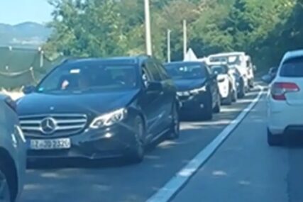 VOZAČIMA PONESTAJE STRPLJENJA Kilometarska kolona napravila kolaps u ovom dijelu BiH