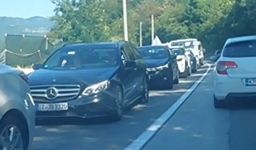 VOZAČIMA PONESTAJE STRPLJENJA Kilometarska kolona napravila kolaps u ovom dijelu BiH