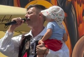 "Moj sin i njegov prvi koncert u Prizrenu" Milan Vasić podijelio predivan prizor, u narodnj nošnji drži nasljednika