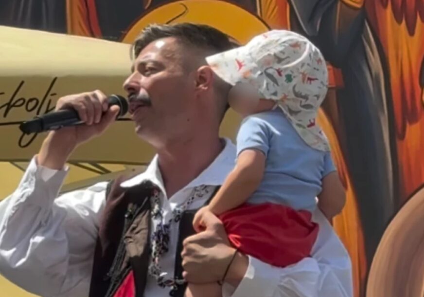 "Moj sin i njegov prvi koncert u Prizrenu" Milan Vasić podijelio predivan prizor, u narodnj nošnji drži nasljednika