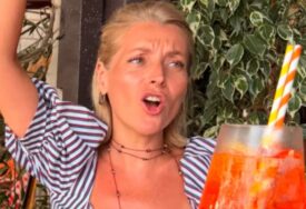 (VIDEO) Jedna ruka u vazduhu, a u drugoj alkohol: Anđelka Prpić u transu, u ovakvom raspoloženju je rijetko viđamo