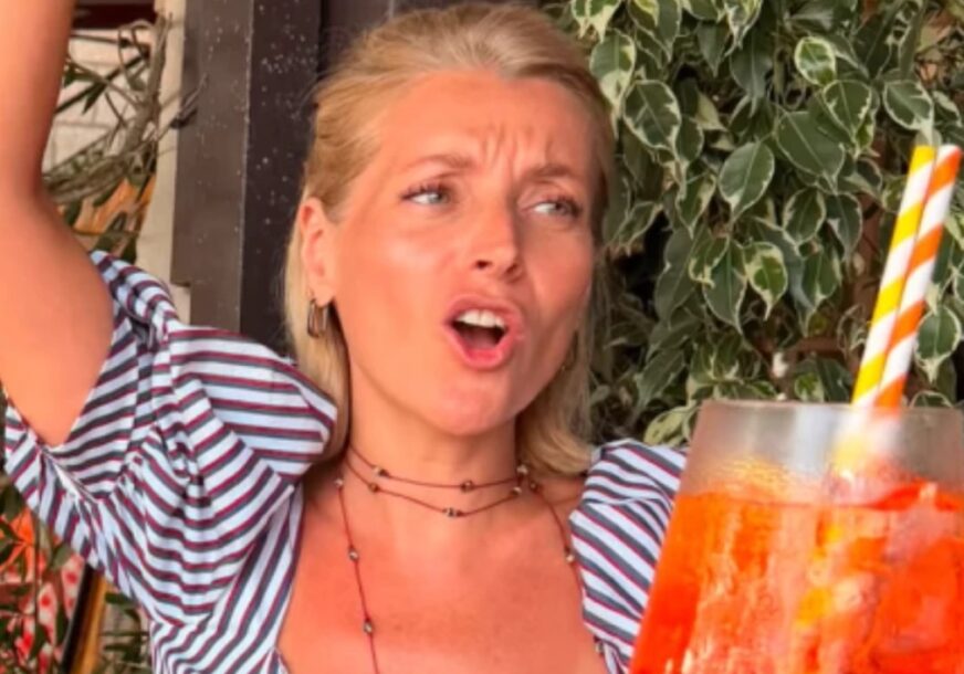 (VIDEO) Jedna ruka u vazduhu, a u drugoj alkohol: Anđelka Prpić u transu, u ovakvom raspoloženju je rijetko viđamo