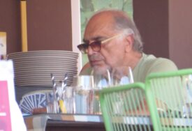 U DRUŠTVU SA 23 GODINE MLAĐOM ŽENOM  Glumac sa suprugom uživa u Crnoj Gori, evo šta radi kad misli da kamere ne snimaju