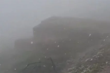 (FOTO) NEOČEKIVAN PRIZOR Snijeg usred jula iznenadio posjetioce Šar-planine