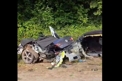 (VIDEO) Jedan dio automobila POTPUNO UNIŠTEN: Teška nesreća kod Zvornika, povrijeđene 4 osobe