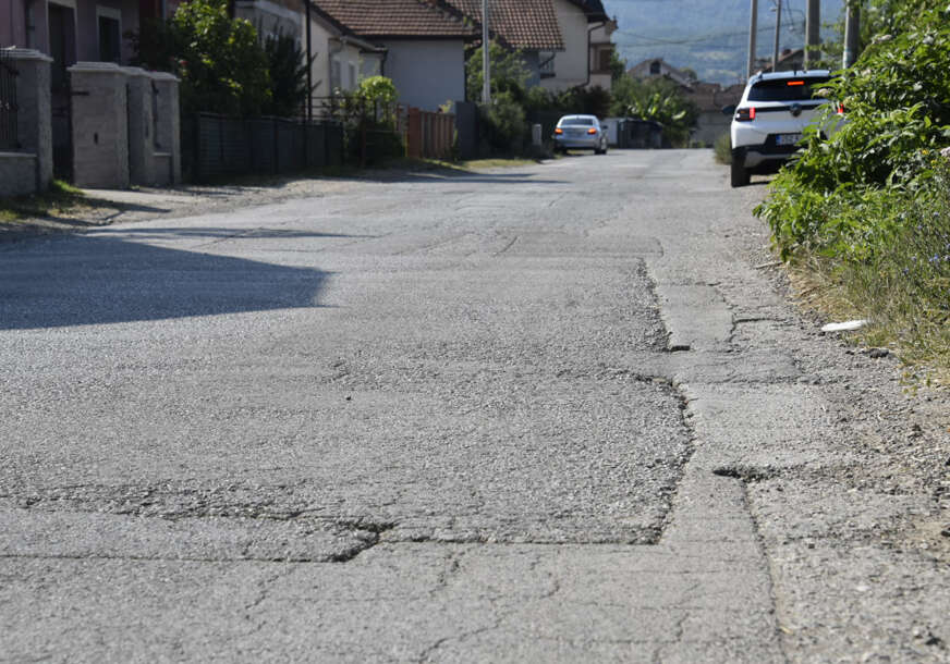 (FOTO) "Ljudi se snalaze kako znaju" Otvaranje mosta donijelo saobraćajni kolaps, mještani Vrbanje traže hitnu rekonstrukciju ulice