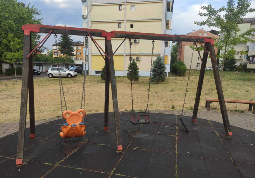 (FOTO) Ostala samo jedna ljuljaška: Uništeno dječije igralište u banjalučkom naselju Obilićevo