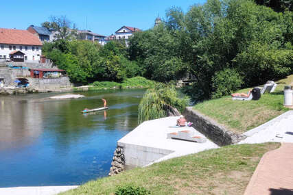 SA MORA PRAVAC NA VRBAS Banjalučani spas od vrućina pronašli na gradskoj plaži i u vožnji dajacima