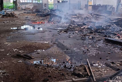(FOTO) Detalji požara u krugu "Jelšingrada": Gorjela napuštena hala, na terenu 9 vatrogasaca i 4 vozila