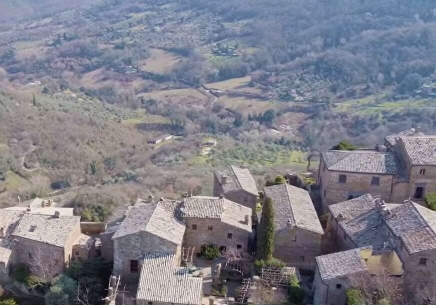 (VIDEO) LJUDIMA OBEZBIJEDIO SVE Vlasnik fabrike izgradio cijeli grad za svoje radnike