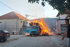 (FOTO) BUKTINJA U CENTRU NASELJA Kamion TAM 75 sa balama sijena u potpunosti izgorio u Šujici