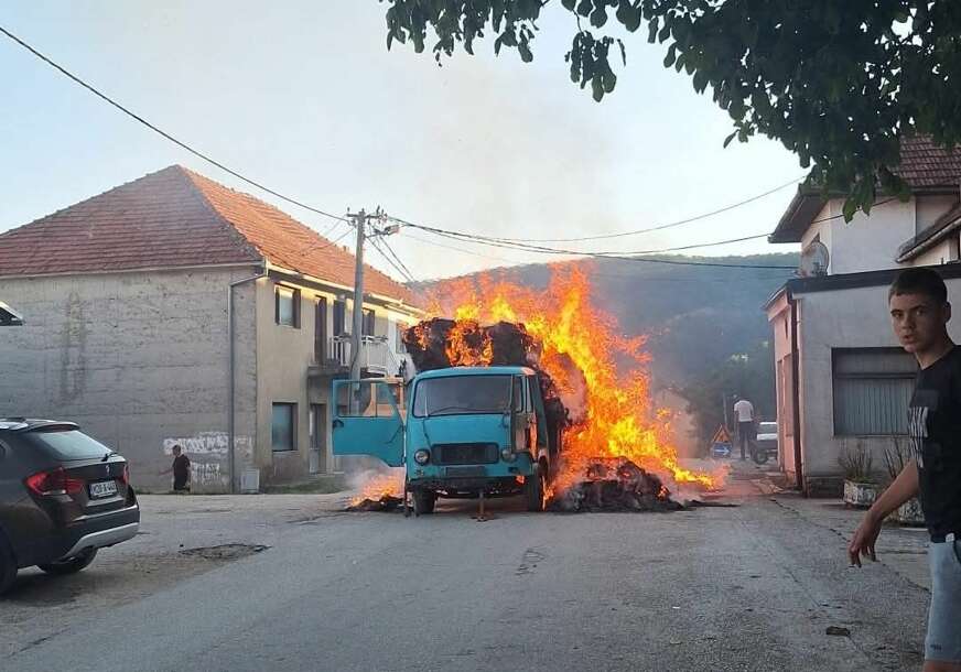 zapaljeno sijeno na kamionu