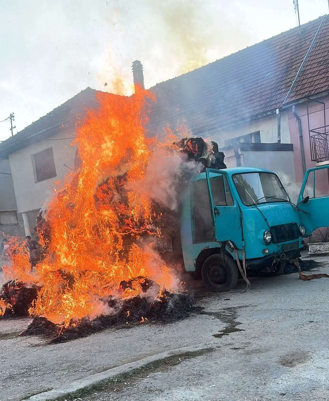 zapaljeno sijeno na kamionu