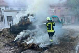 vatrogasci ugasili zapaljeno sijeno na kamionu