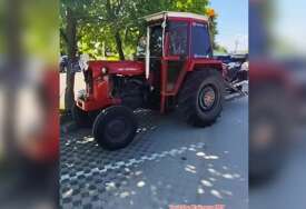 (VIDEO) Vozi traktor star pola vijeka i putuje Balkanom: Ljudi ga zaustavljaju gdje god dođe, a ovi trenuci su mu posebno ostali u sjećanju
