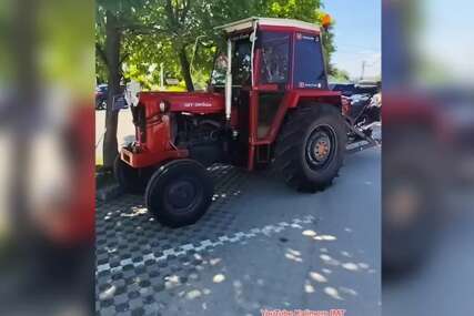 (VIDEO) Vozi traktor star pola vijeka i putuje Balkanom: Ljudi ga zaustavljaju gdje god dođe, a ovi trenuci su mu posebno ostali u sjećanju