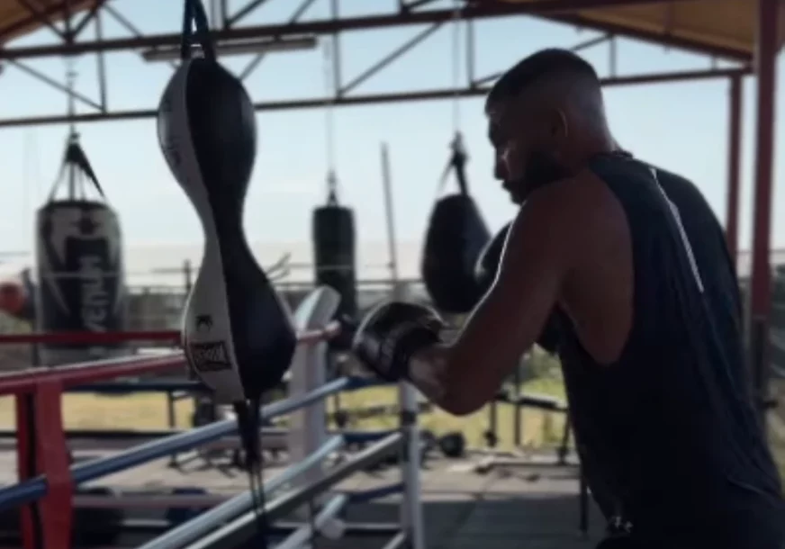 (VIDEO) Tata puca od ponosa: Sinovi Veljka Ražnatovića NAVUKLI BOKSERSKE RUKAVICE i ušli u ring