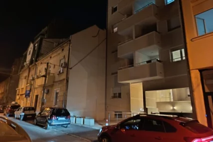 (VIDEO) Komšije osjetile dim i pozvale vatrogasce: Ovo je zgrada u kojoj su u požaru nastradali muškarac i žena