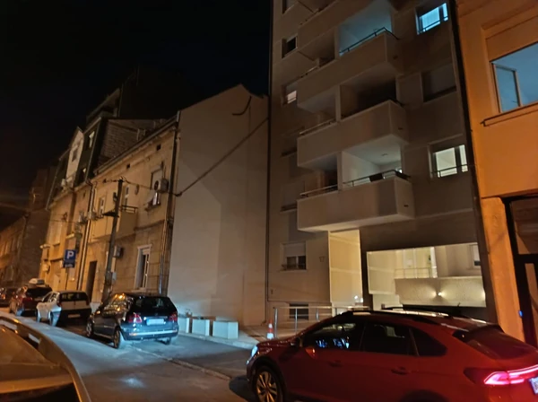 (VIDEO) Komšije osjetile dim i pozvale vatrogasce: Ovo je zgrada u kojoj su u požaru nastradali muškarac i žena