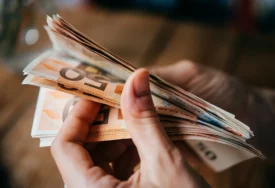 MINIMALAC PREKO 2.000 EVRA Pogledajte koliko zarađuju kasiri u Austriji – uz platu dobijaju i 14 isplata godišnje