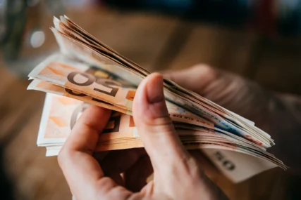 MINIMALAC PREKO 2.000 EVRA Pogledajte koliko zarađuju kasiri u Austriji – uz platu dobijaju i 14 isplata godišnje