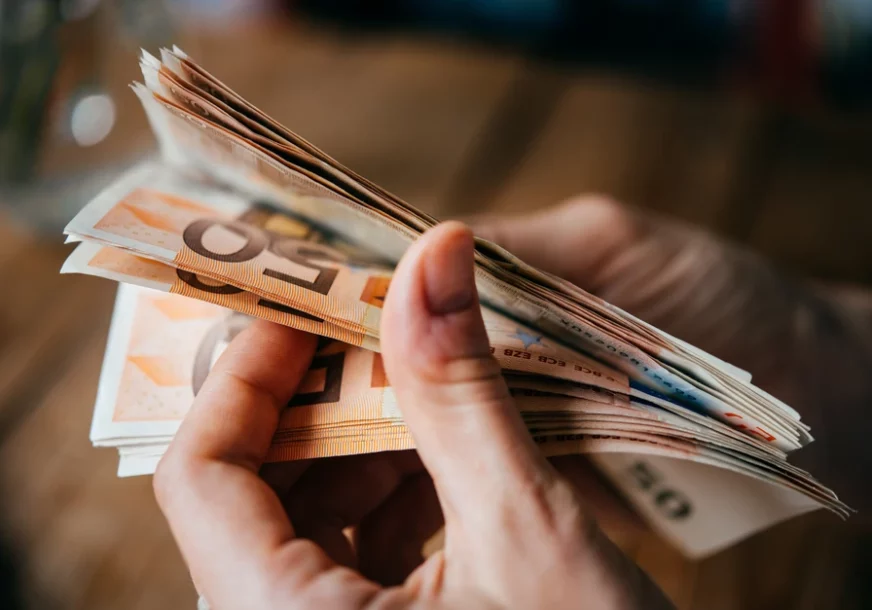 MINIMALAC PREKO 2.000 EVRA Pogledajte koliko zarađuju kasiri u Austriji – uz platu dobijaju i 14 isplata godišnje