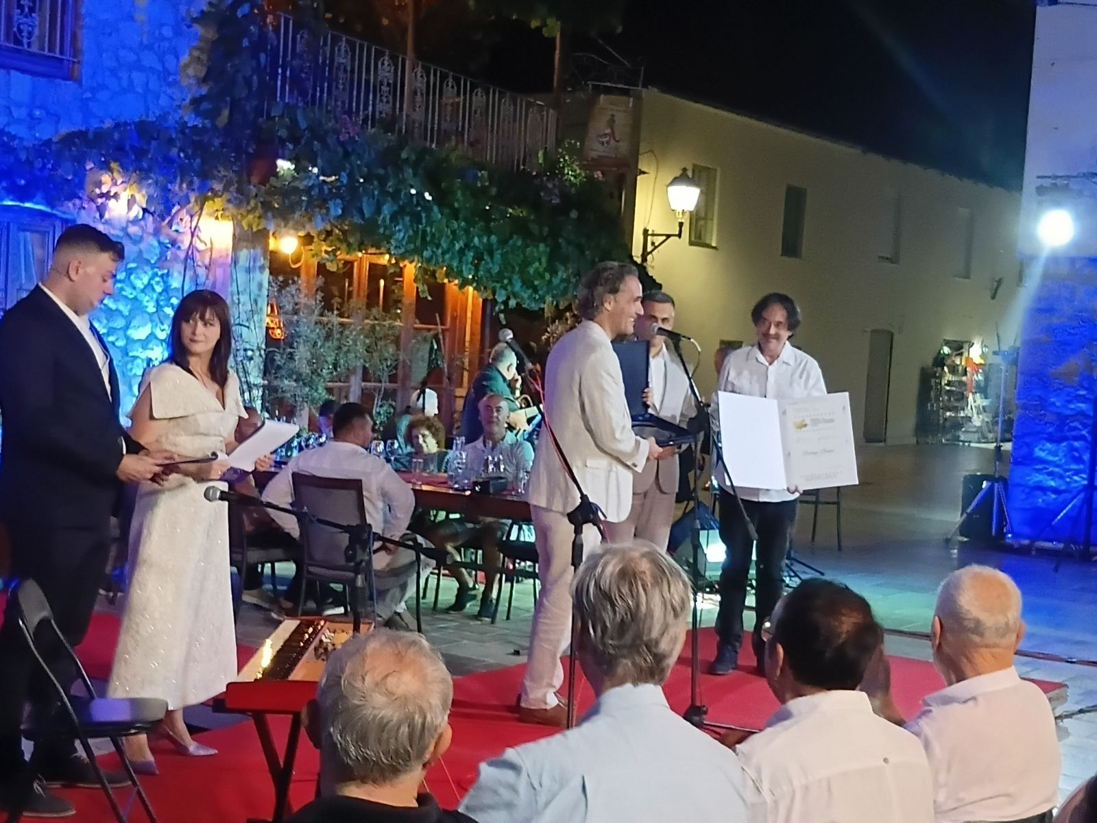 Radivoje Bukvić dobio „ZLATNI PLATAN“, pa dirljivim riječima otvorio festival