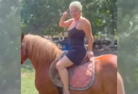 (VIDEO) "Hoću da ti rađam sinove" Nakon vrelih poljubaca s partnerom, Maja Nikolić sad ZAJAHALA KONJA, pa zapjevala
