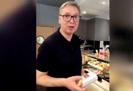 (VIDEO) "Mi sendvičari to najbolje znamo" Vučić poslije parade u Parizu otišao na sendvič