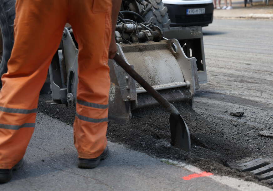 (FOTO) Čim zamiriše asfalt, eto i izbora: Stari politički trik koji i dalje prolazi kod birača
