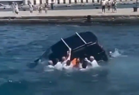 (VIDEO) DRAMA NA JADRANU Automobil završio u moru, objavljen dramatičan snimak spasavanja