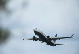 (VIDEO, FOTO) Šokantni detalji drame na 6.000 metara visine: Žena DRŽALA SRBINA ZA NOGE da ne ispadne iz aviona, putnici vrištali od straha