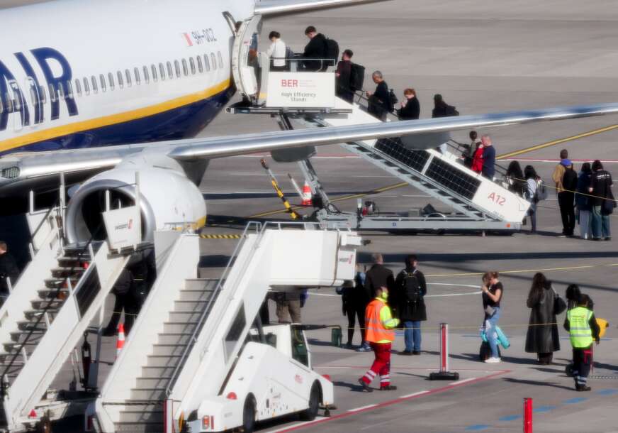 (VIDEO) Čovjek visio iz letjelice nakon pucanja prozora: Oglasio se Rajaner nakon drame u avionu, evo šta se tačno dogodilo