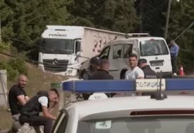 (FOTO) POGINUO DJEČAK (15) Prve slike sa mjesta nesreće na Goliji, vozilo se prevrnulo, tinejdžer ispao iz njega
