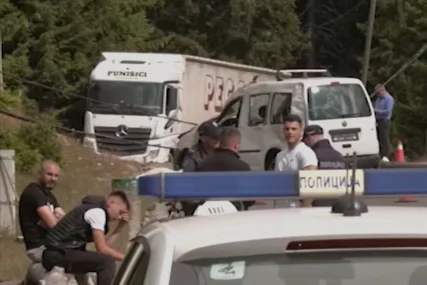 (FOTO) POGINUO DJEČAK (15) Prve slike sa mjesta nesreće na Goliji, vozilo se prevrnulo, tinejdžer ispao iz njega