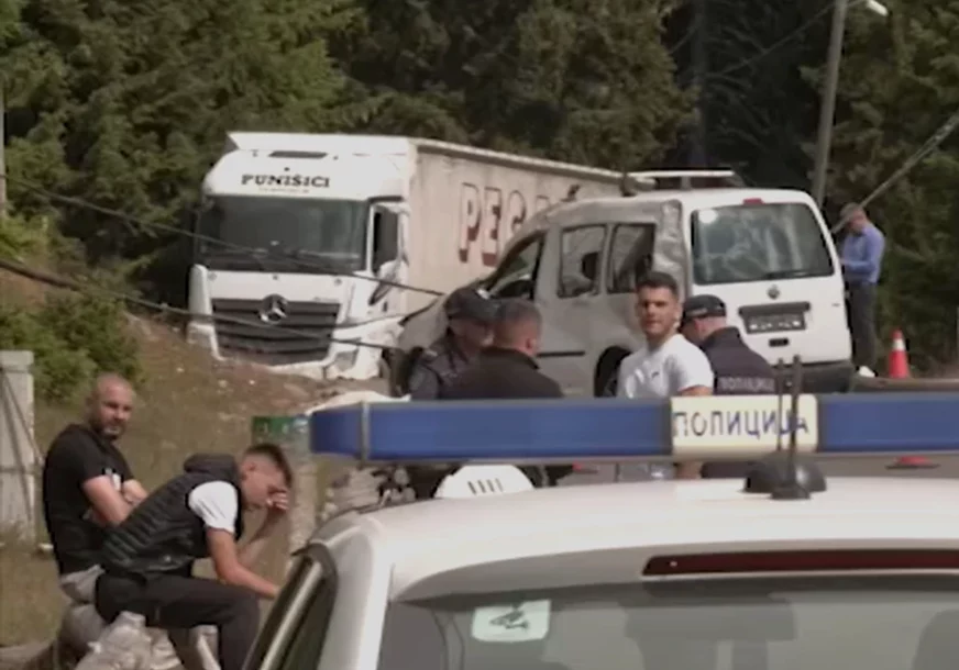 (FOTO) POGINUO DJEČAK (15) Prve slike sa mjesta nesreće na Goliji, vozilo se prevrnulo, tinejdžer ispao iz njega