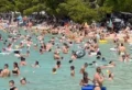 gužva na plaži u makarskoj