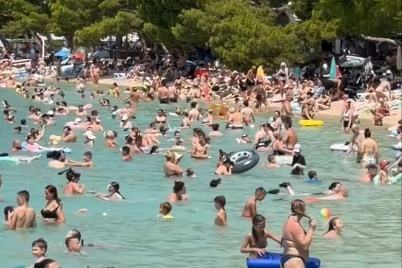 gužva na plaži u makarskoj
