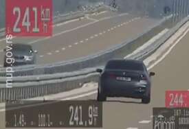 (VIDEO) Policija objavila JEZIVI SNIMAK: Vozač "BMW" stisnuo papučicu do kraja, autoputem vozio 241 kilometara na čas